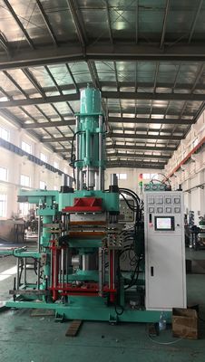 Machine de moulage par injection de silicone hydraulique de 200 tonnes pour la fabrication de bonnets de natation en silicone