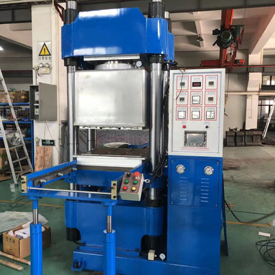 Machine de moulage sous vide à compression de 400 tonnes pour fabriquer une plaque d'aspiration en silicone pour nourrir les bébés