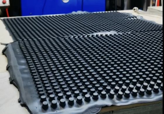 Couverture en caoutchouc de chapeau de contrôle de PLC de 300 Ton Calmp Force faisant la machine d'injection de compression de vide de moule pour médical